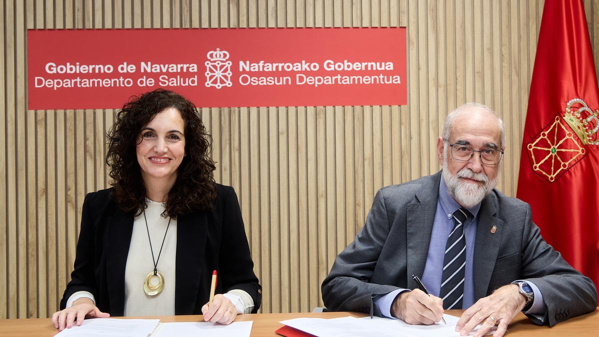 El consejero de Salud del Gobierno de Navarra, Fernando Domínguez, y la vicerrectora de Investigación y Sostenibilidad de la Universidad de Navarra, Paloma Grau.