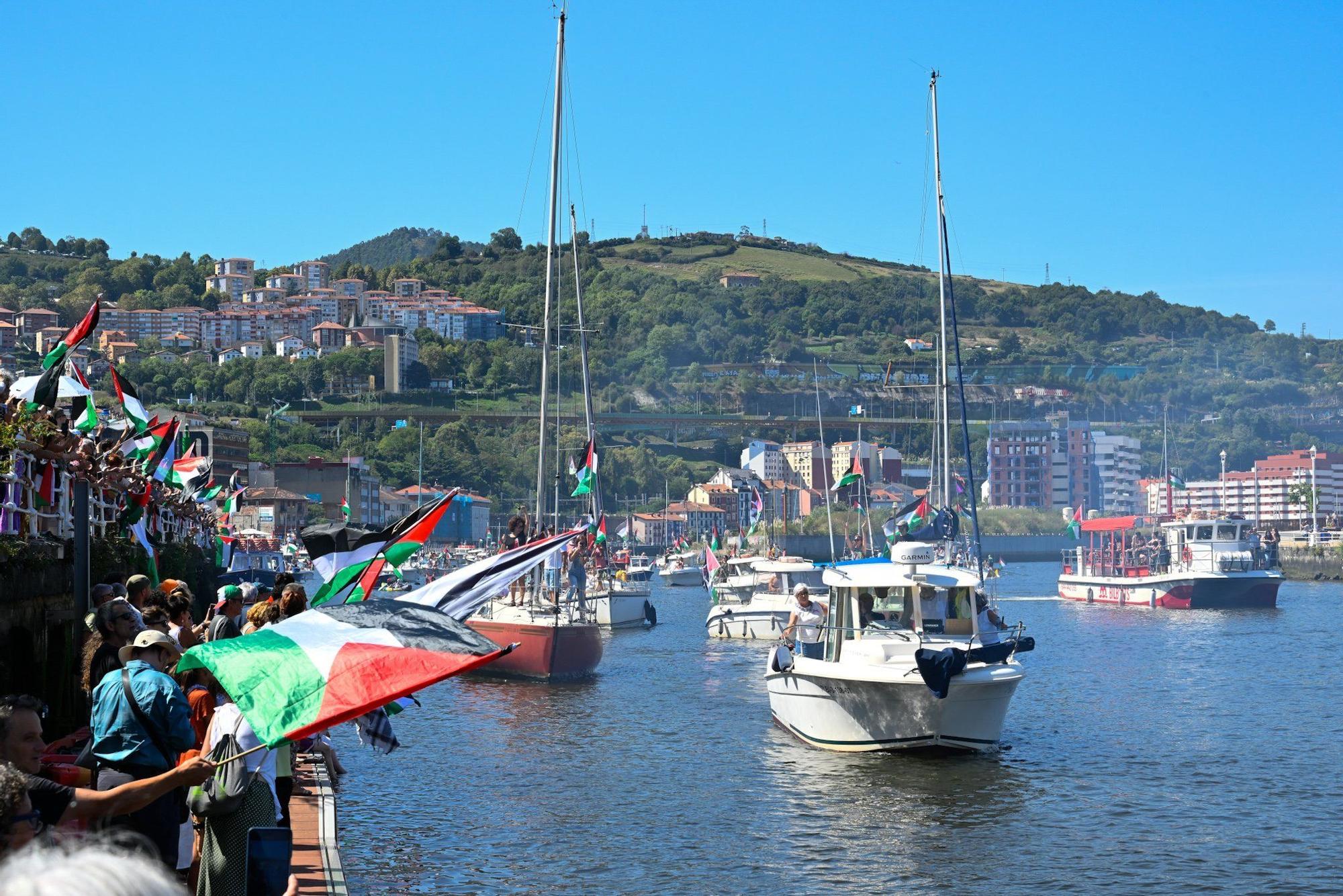 En imágenes: marcha marítima por la ría en solidaridad con Palestina desde Santurtzi