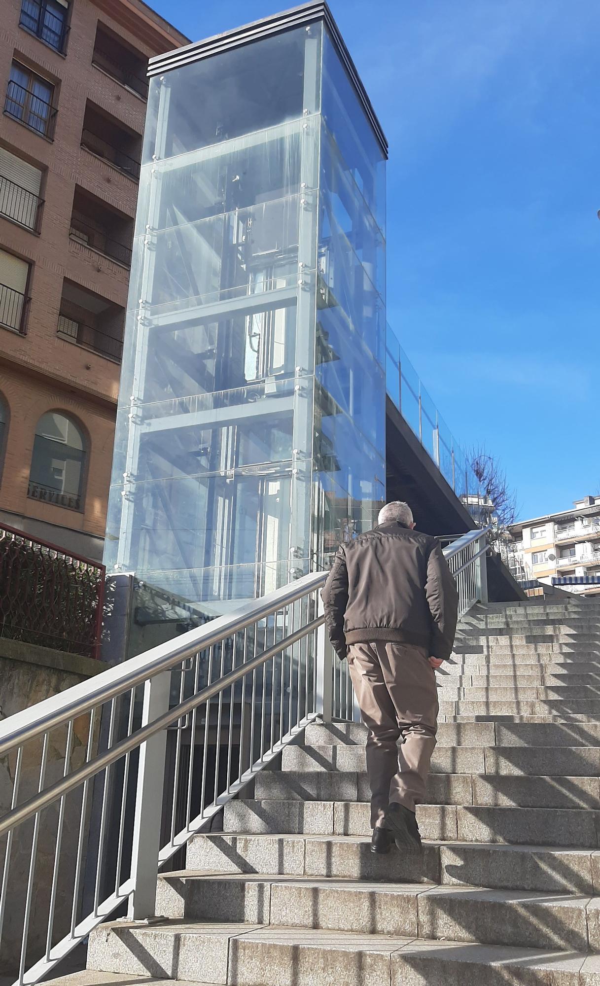 Ascensor panorámico entre calle Foru y plaza San Antón en Amurrio