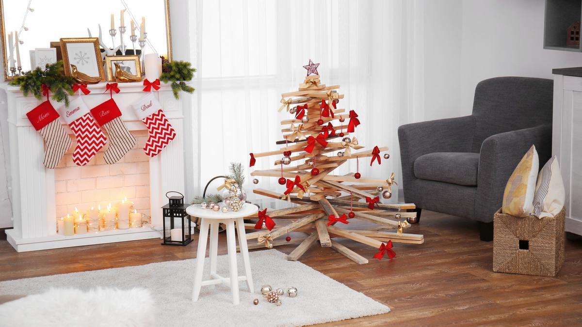 Árbol de Navidad de madera con adornos rojos.