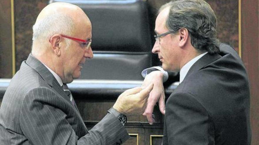 Duran i LLeida conversa con Alfonso Alonso, portavoz del PP en el Congreso, durante el pleno de ayer.