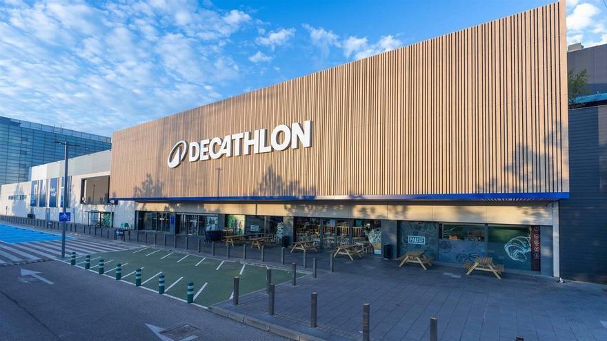 Decathlon arrasa con una baliza imprescindible para ciclistas: "No defrauda, te sentirás visto"