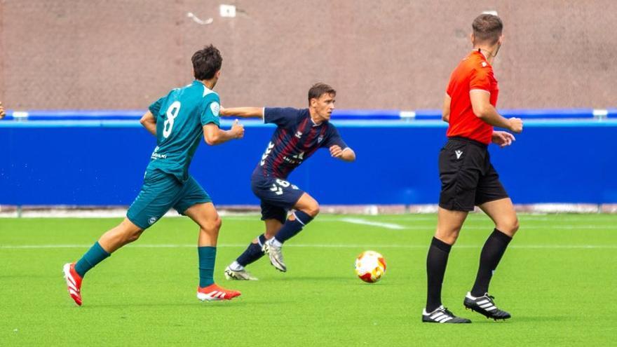 Momento del partido entre los filiales del Eibar y el Alavés.