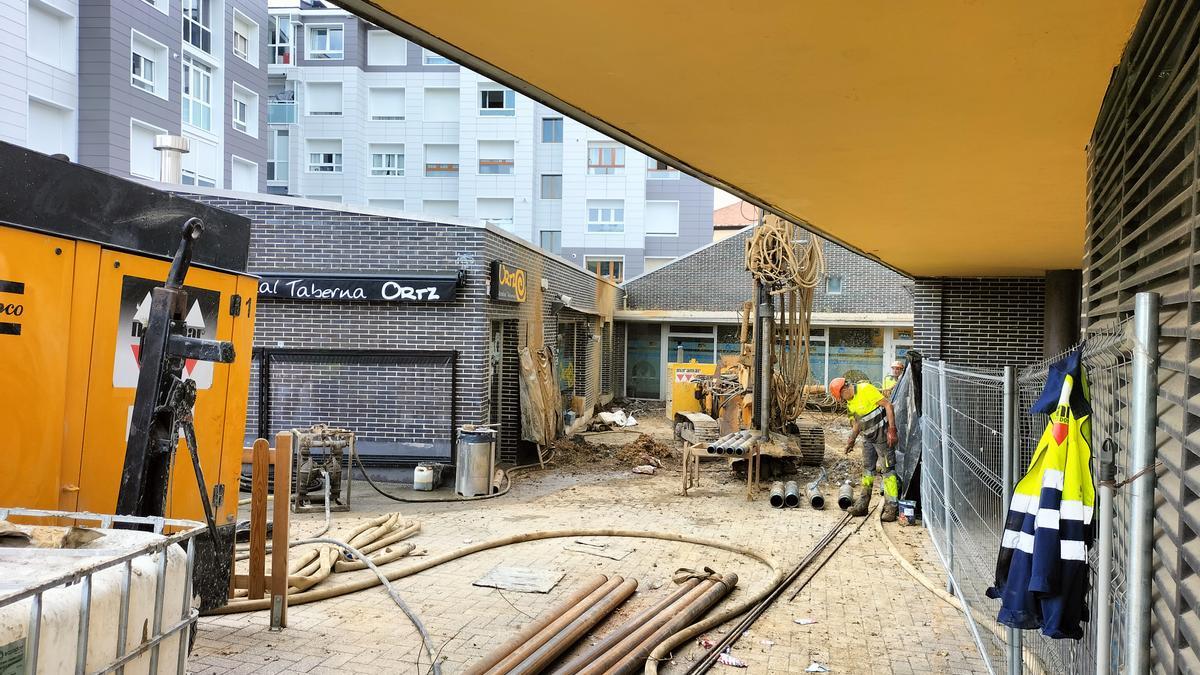 La fragilidad el terreno ha exigido hacer varias hincas para las zapatas que soportarán la estructura .