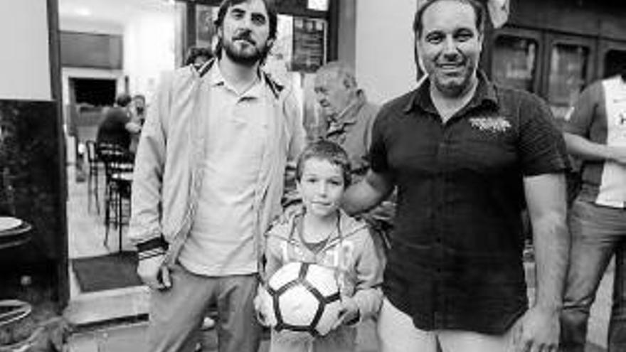 Jon Arranz, el pequeño Aimar Chaves, con un balón en las manos, y Josu Chaves.