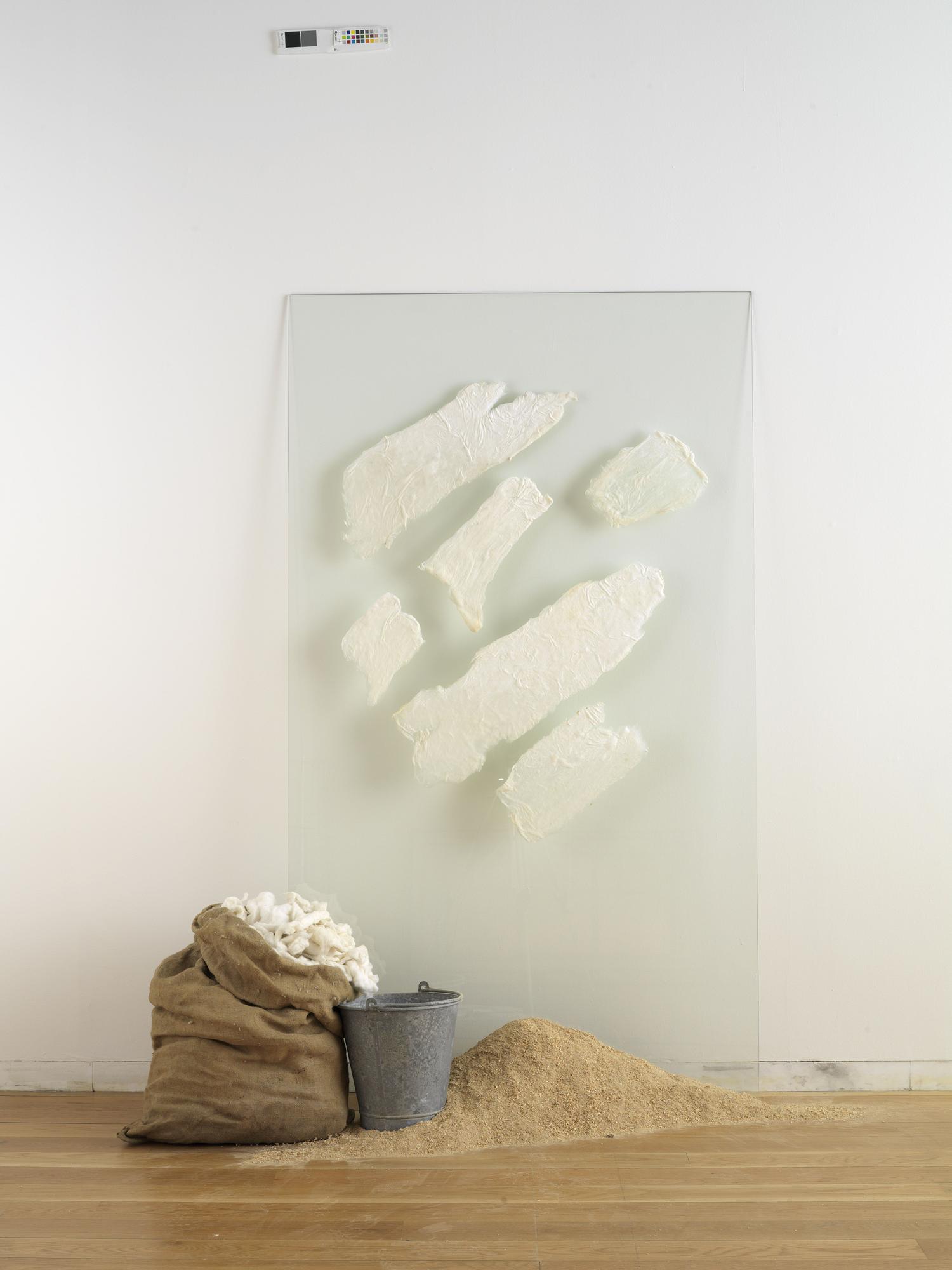 Giovanni Anselmo_Senza titolo (Il cotone bagnato viene buttato sul vetro e ci resta), 1968.jpg