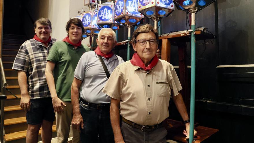"La Virgen Blanca es un salvavidas": cuatro custodios de la Procesión de los Faroles abren su corazón