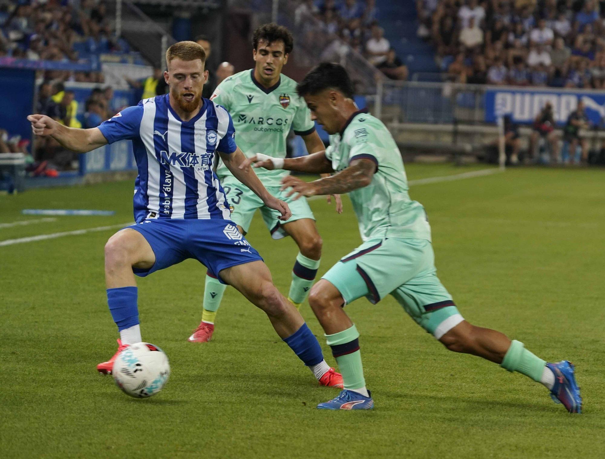 En imágenes: Así está siendo el debut liguero del Alavés contra el Levante