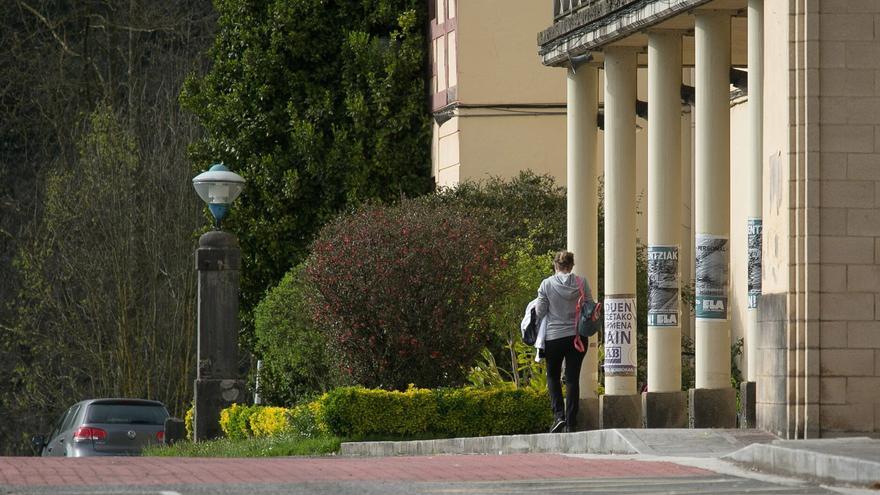 La parada de autobús de la residencia Iurramendi: &quot;Un despropósito&quot;