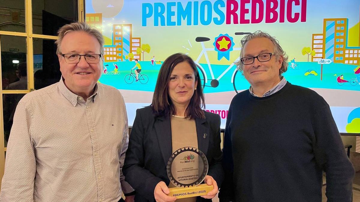 Beatriz Artolazabal, con el galardón recibido en Madrid