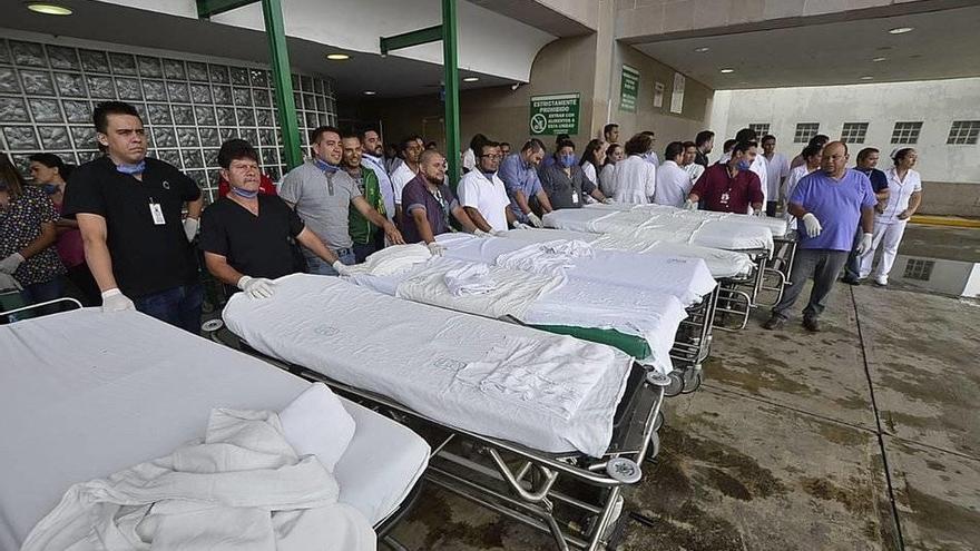 MEX005. DURANGO (MÉXICO), 01/08/2018.- Fotografía cedida por el periódico Victoria de Durango, con fecha del 31 de julio de 2018, que muestra a paramédicos, en espera de lesionados por el accidente aéreo, en las afueras de un hospital en la ciudad de Dura