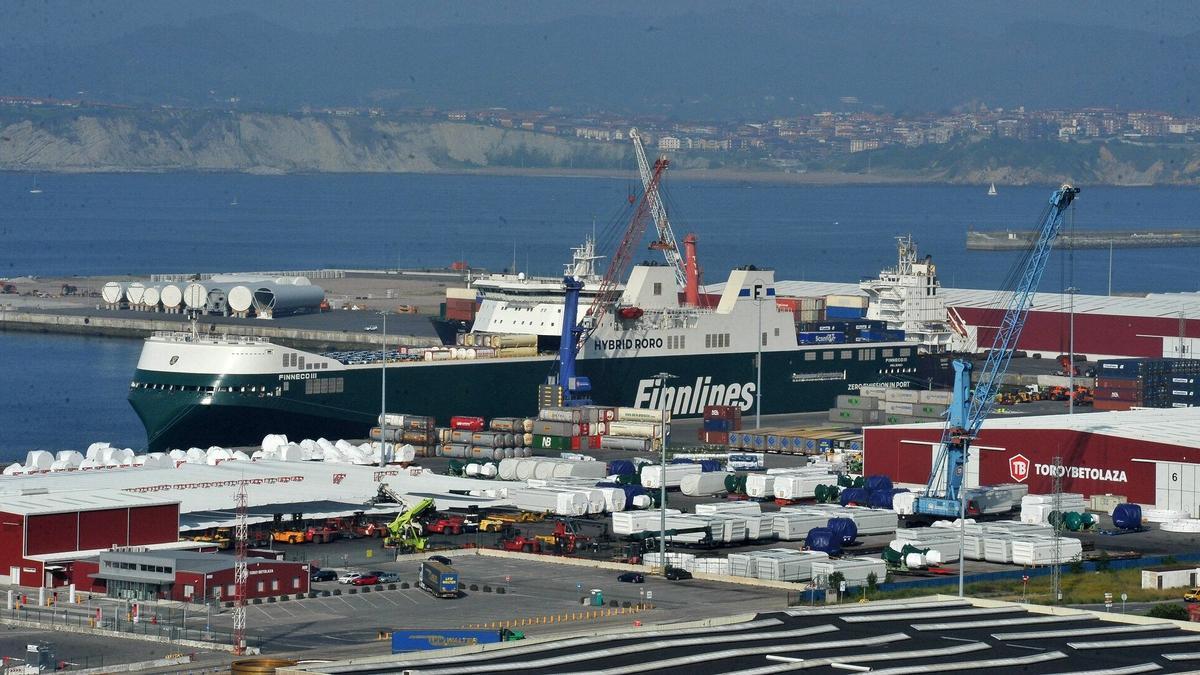 Carguero atracado en el Puerto de Bilbao.