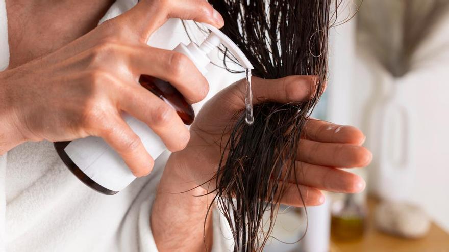 Cómo elegir el mejor champú para el pelo, según la dermatóloga Leire Barrutia
