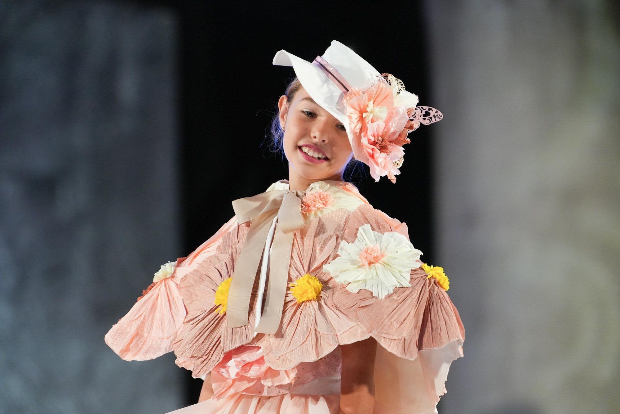 En imágenes: así ha sido el desfile de Vestidos de Papel de Güeñes