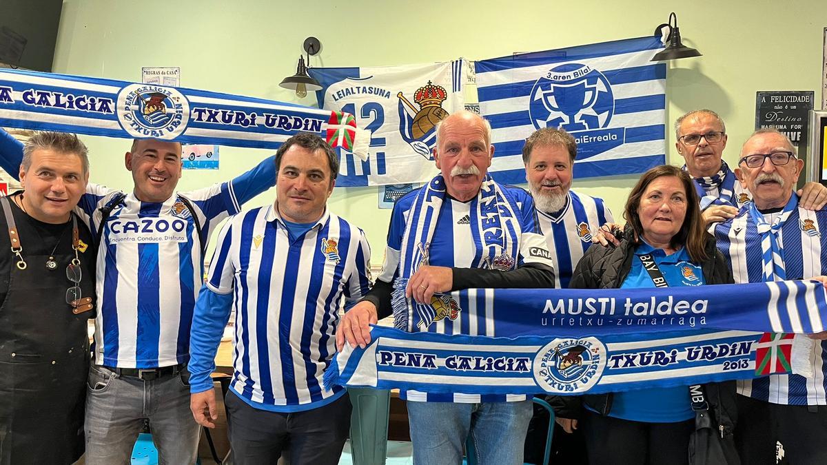Miembros de la peña Galicia Txuri Urdin. Miembros de la peña Galicia Txuri Urdin.