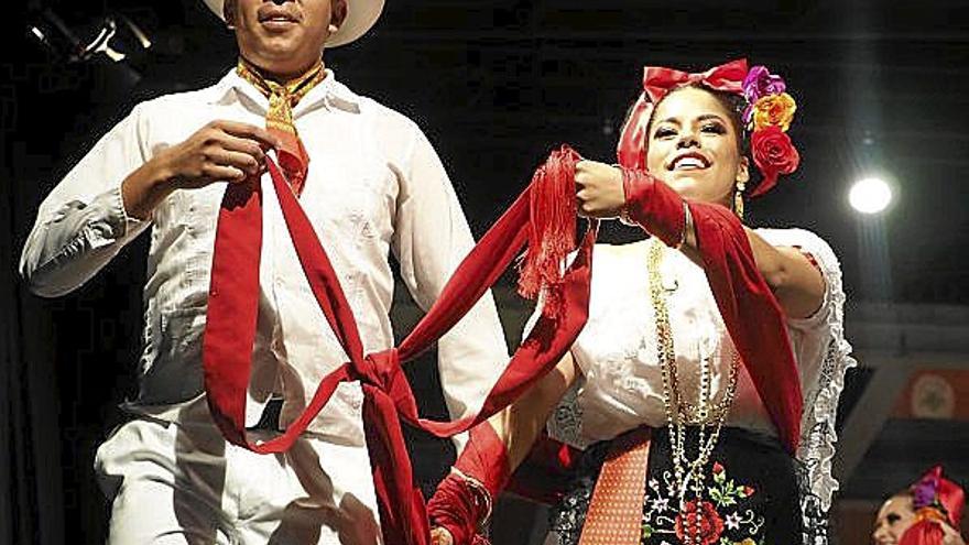 Baile de cortejo del grupo Viva Chihuahua.
