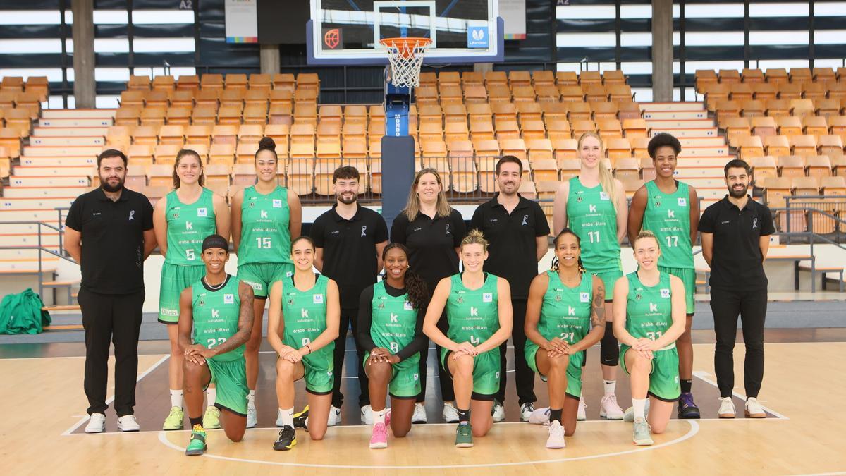 Foto de familia de la plantilla y cuerpo técnico del Kutxabank Araski de la temporada 2025-26