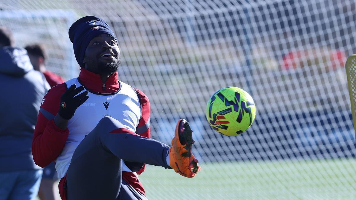 Divertida pose de Enzo Boyomo durante un entrenamiento de Osasuna en las instalaciones de la Ciudad Deportiva de Tajonar.