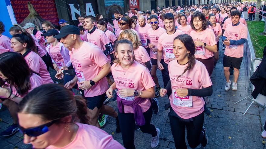 Una marea rosa convierte la Carrera de Saray en Pamplona en un nuevo récord solidario