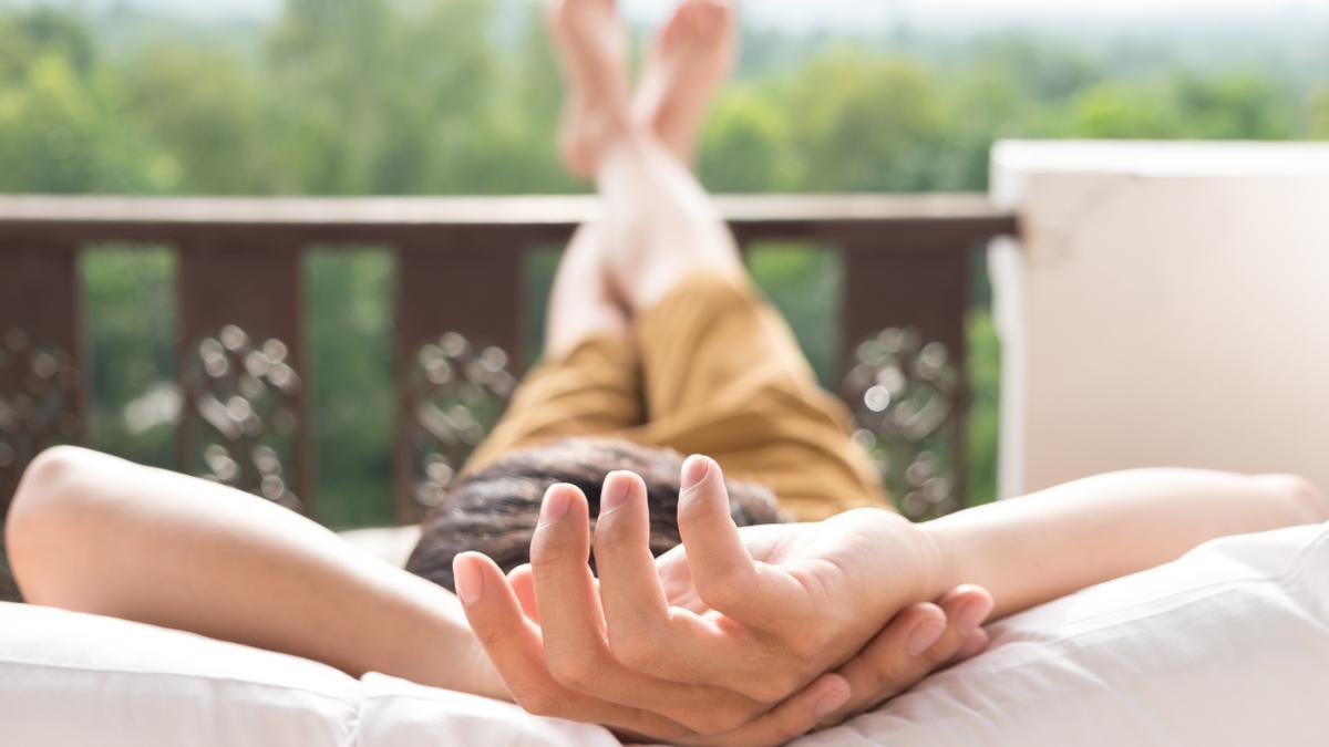 Una persona tumbada al sol para descansar