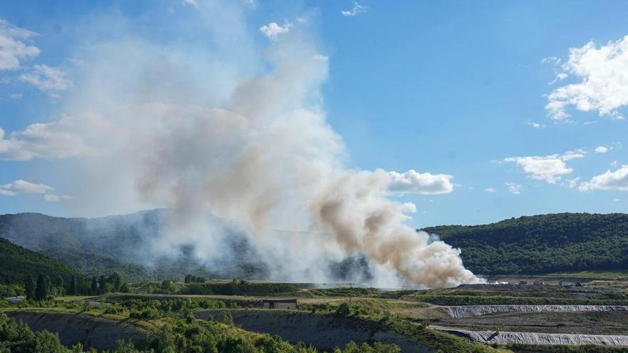 Extinguido totalmente el incendio del vertedero de Gardelegi en Vitoria