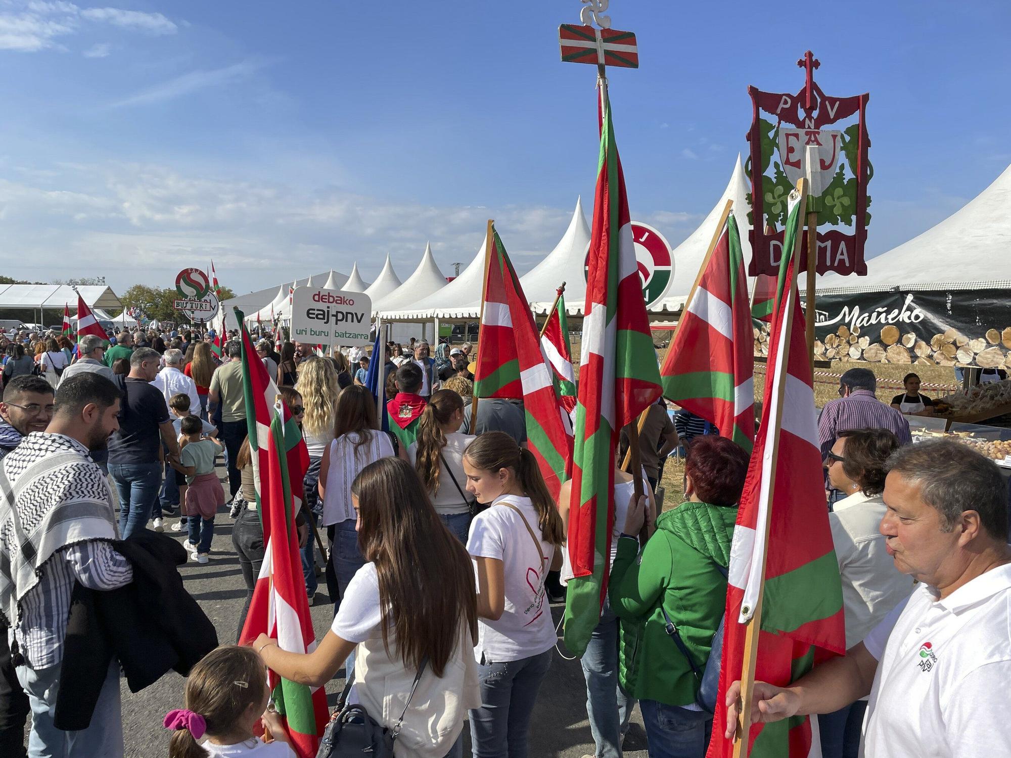 En imágenes: El Alderdi Eguna reúne a miles de jeltzales en un ambiente festivo