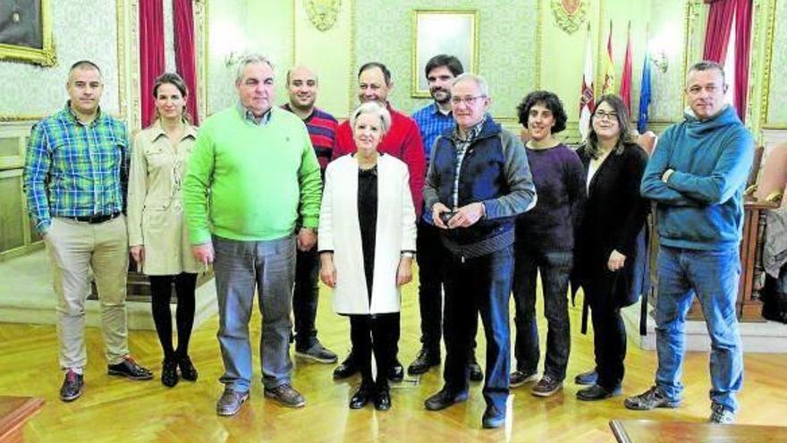 Jesús Enciso, Merche Navarro y Tomás Saso junto a alcalde y ediles tras el homenaje.