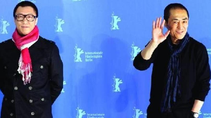 El actor chino Sun Hoglei (izquierda) y el director chino Zhang Yimou (derecha) y posan en el pase gráfico de la película.