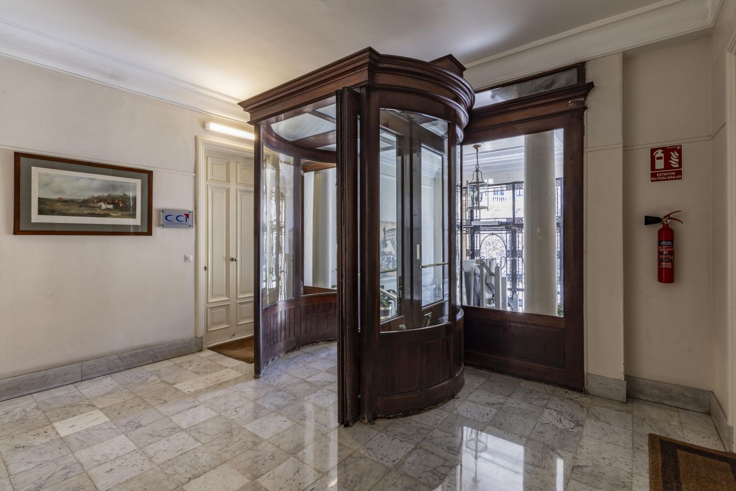 Magnífica propiedad en venta ubicada en un edificio señorial, situada en una de las zonas más elegantes del céntrico barrio de Gros