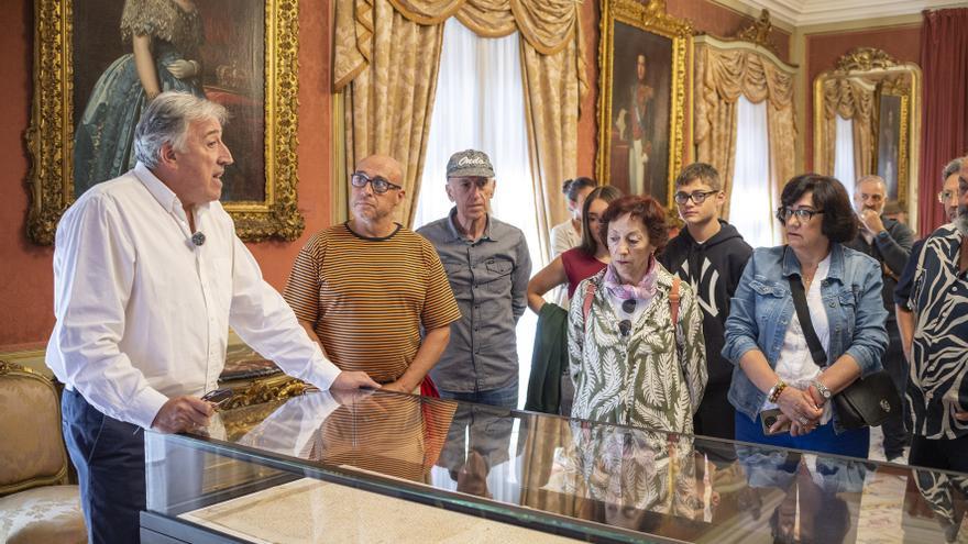 El alcalde Asiron guía dos recorridos por la Casa Consistorial de Pamplona