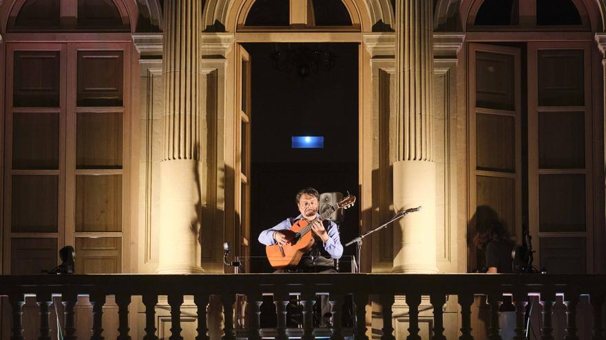 Fotos del inicio de "flamenco en los balcones" por distintos puntos de Pamplona
