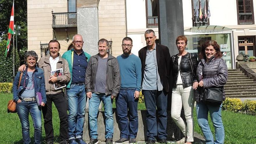Actores de los espectáculos, técnicos y representantes municipales en la presentación de ayer. Foto: K. Doyle