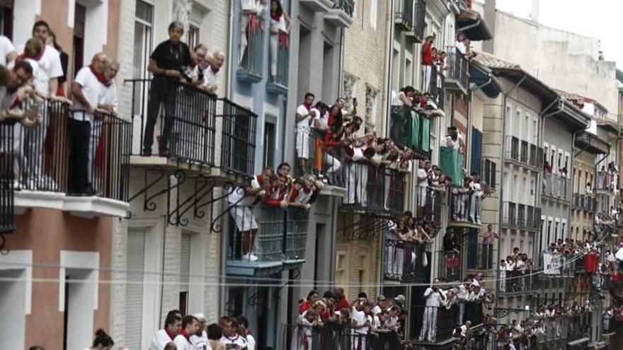 Imagen de los balcones en la calle Estafeta, durante uno de los encierros en los pasados Sanfermines.