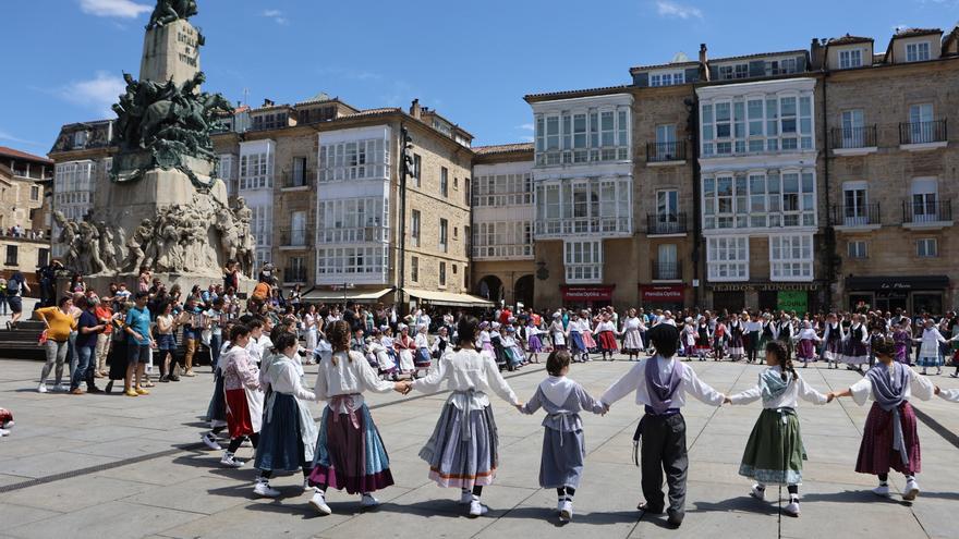 En imágenes: Vitoria se vuelve a llenar de música y bailes con Dantzatzen Kalez Kale