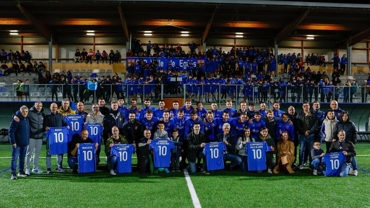 La plantilla del Valle de Egüés posa con los patrocinadores y la cantera al fondo. La plantilla del Valle de Egüés posa con los patrocinadores y la cantera al fondo.