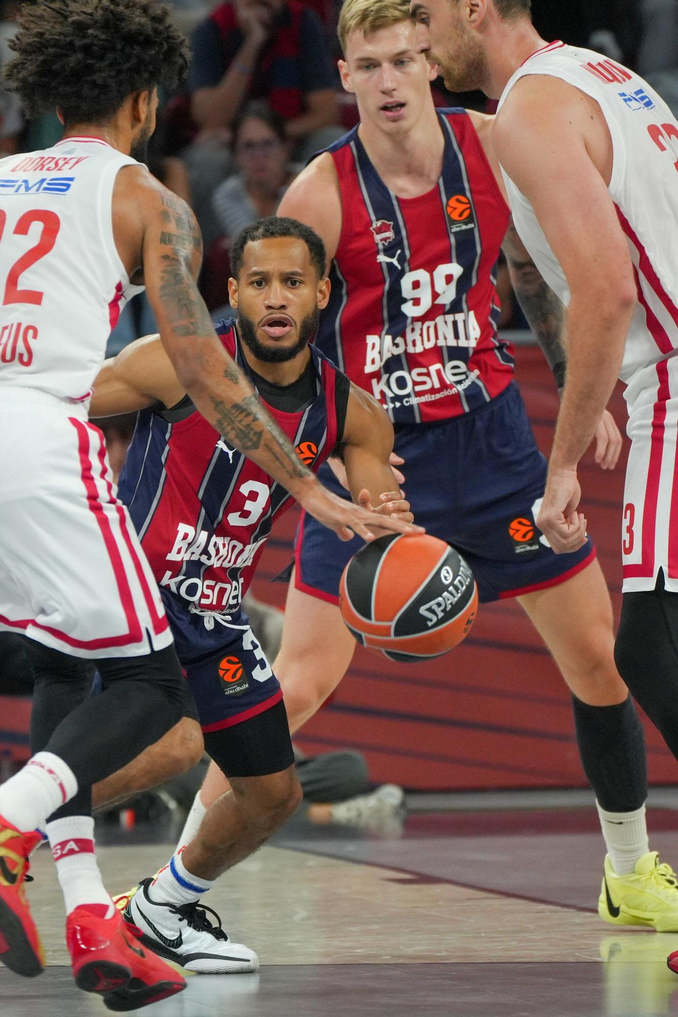 Todas las imágenes del Baskonia - Olympiacos en el Buesa Arena