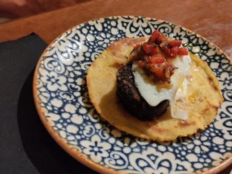Especialidades de la casa, como los montaditos, los talos y las tortillas.