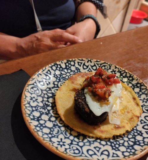 Especialidades de la casa, como los montaditos, los talos y las tortillas.