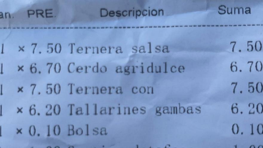Pide comida a domicilio y no puede creer el cargo que aparece en el ticket