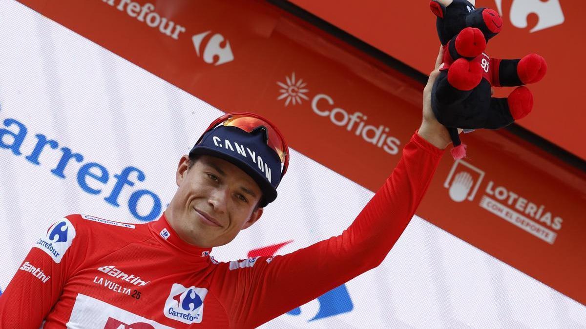 Jasper Philipsen, con el maillot rojo.