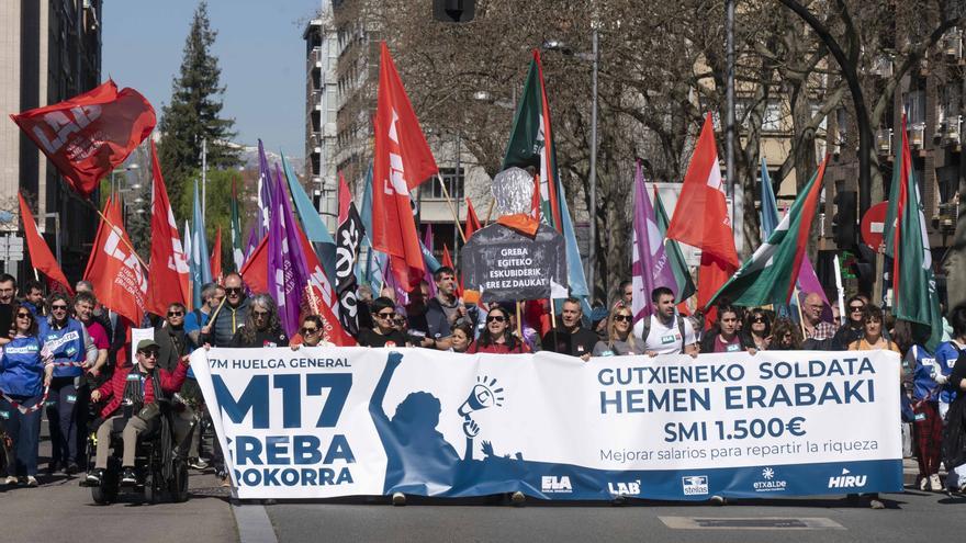 Unas 15.000 personas se manifiestan en Vitoria por un SMI vasco