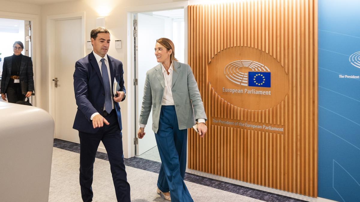 En noviembre de 2024, Pradales se reunió en Estrasburgo con la presidenta del Parlamento Europeo, Roberto Metsola, en su primer viaje oficial como lehendakari.