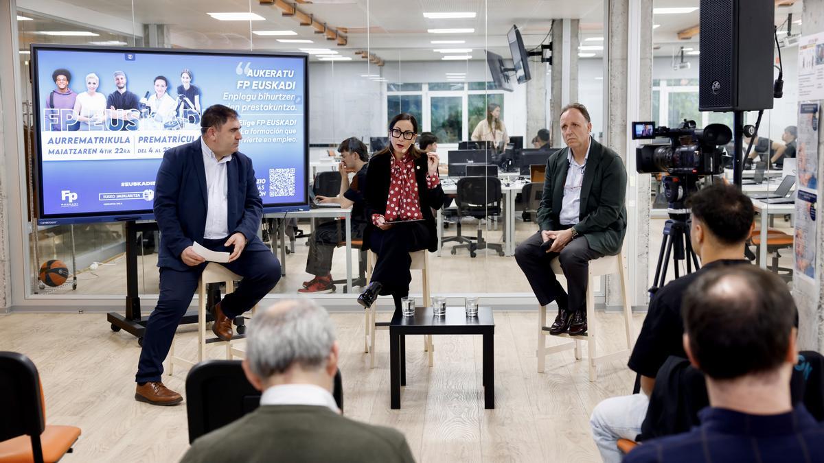 La consejera de Educación, Begoña Pedrosa, en un instituto de FP