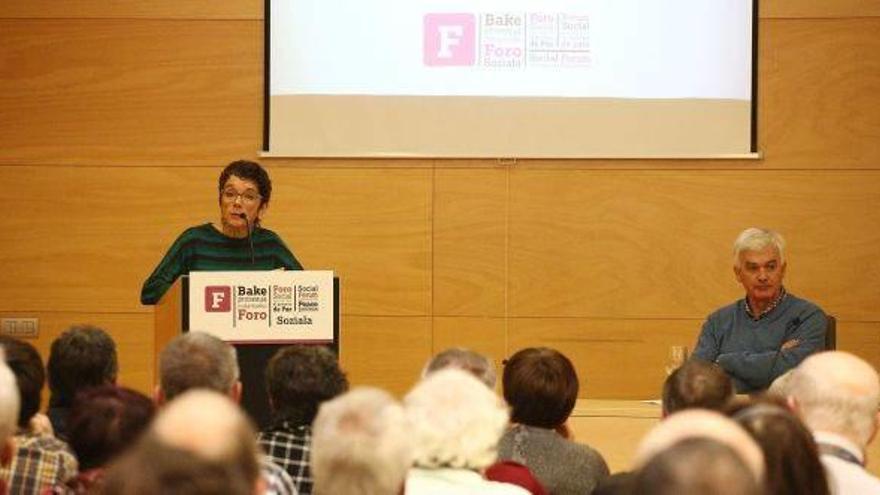 Los portavoces del Foro Social Teresa Toda, Nekane Altzelai, Fernando Armendáriz y Agus Hernan, ayer en Donostia.