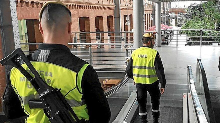 Efectivos de la Unidad Militar de Emergencias patrullan en la estación de Atocha de Madrid. Foto: Efe