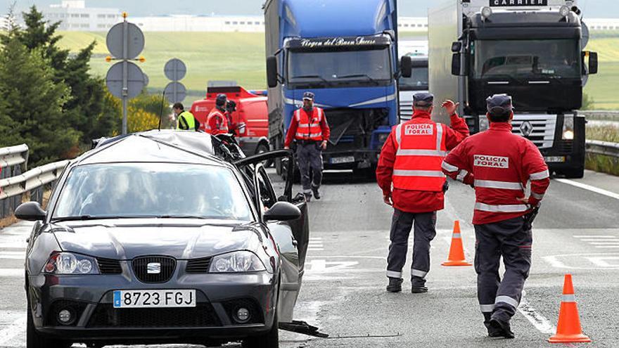 En primer plano, el coche Seat Ibiza en el que viajaba la fallecida, con el camión implicado en el accidente al fondo.