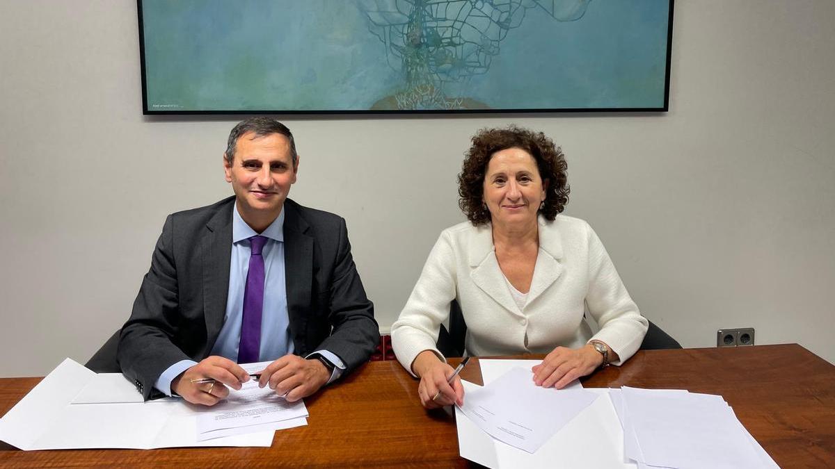 La consejera Carmen Maeztu, y el director territorial de Laboral Kutxa, Javier Cortajarena, en la firma del convenio.