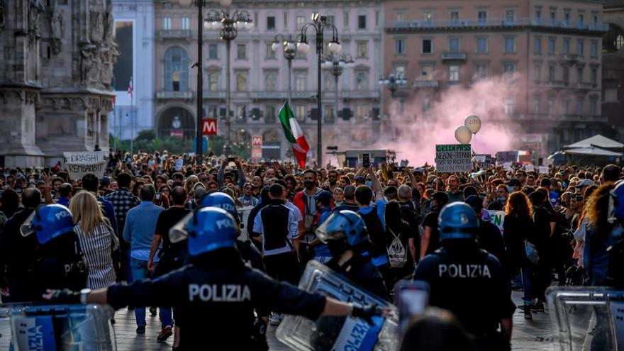 Disturbios en Roma durante una protesta contra el certificado sanitario.