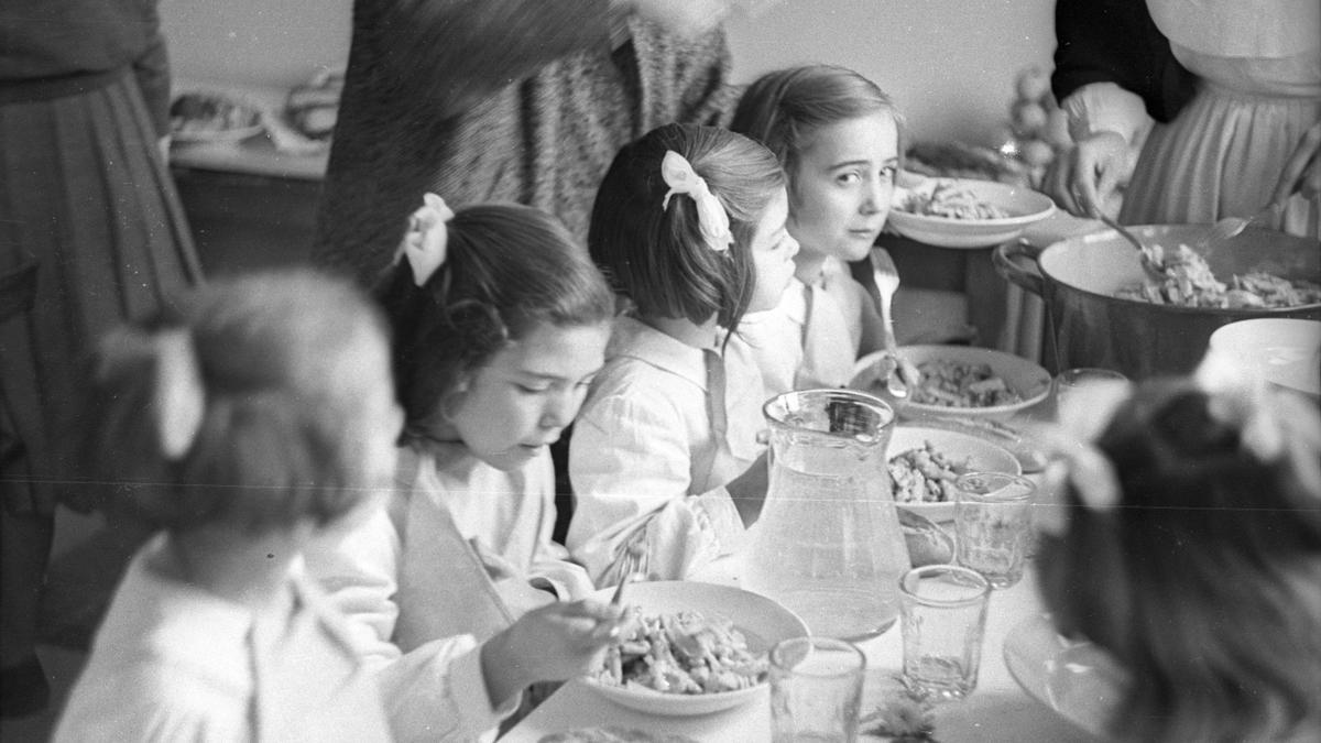 Nueva cantina escolar en la Txantrea regentada por las madres Salesianas, en 1953.