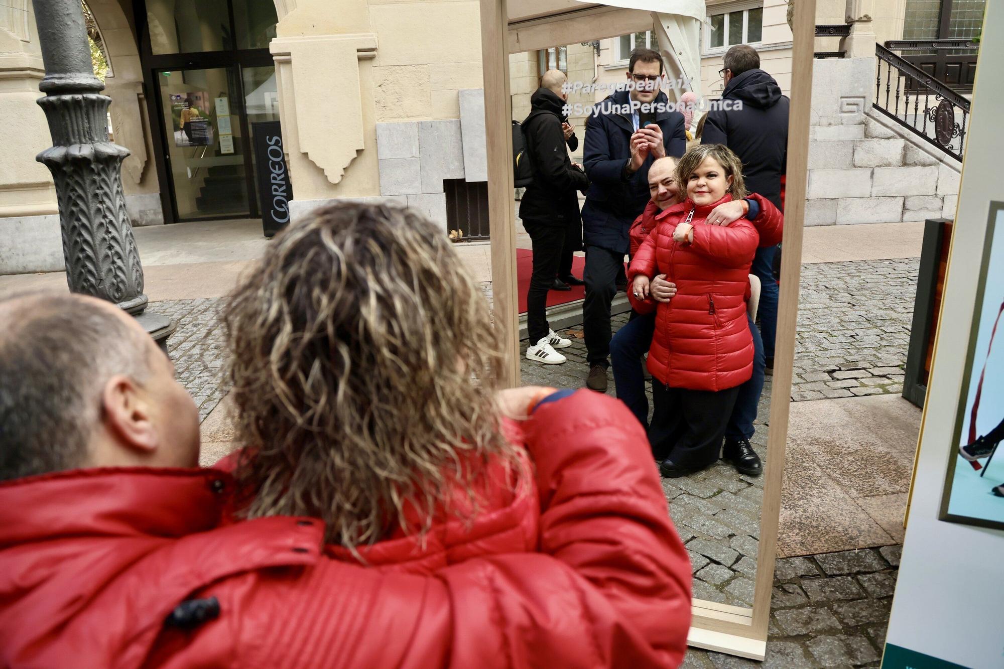 En imágenes: Reparto de pulseras por la discapacidad